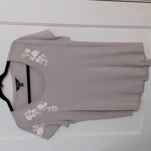 Simply Vera Size LP Light Gray T with White Flower Embroidery